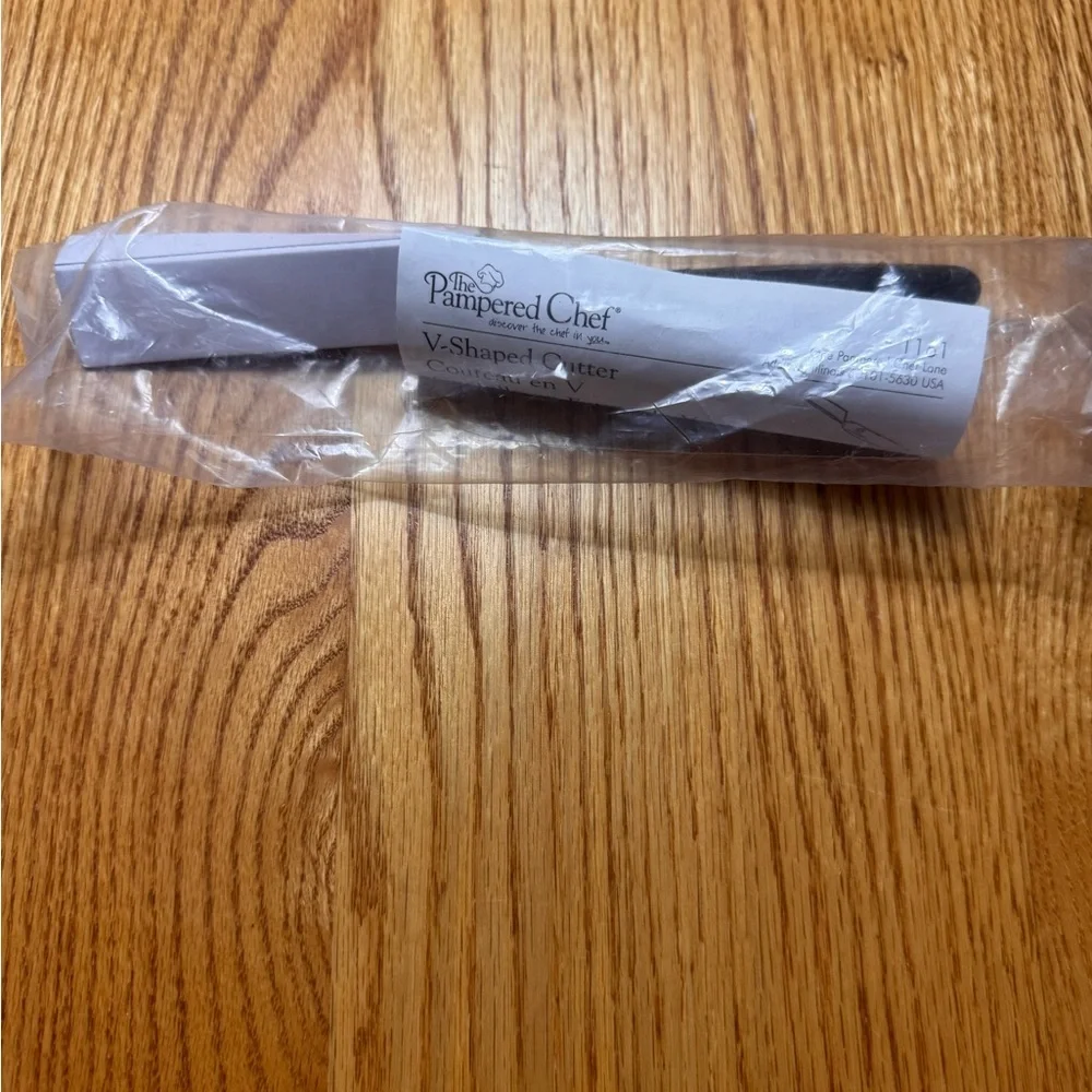 The pampered chef v shaped cutter NIB #1161